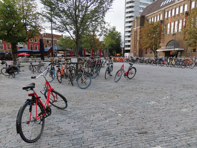 851101 Gezicht over de Neude te Utrecht, waar inmiddels weer lukraak fietsen geplaatst worden, nadat de rijwielen ...